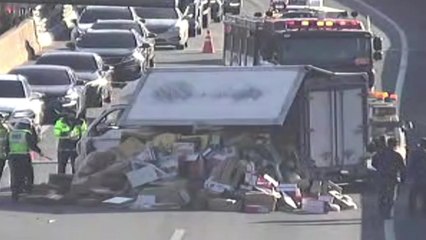 남해고속도로 달리던 화물차 쓰러져...한 때 정체 / YTN