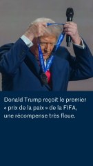 Donald Trump décoré sur scène de l’obscur « premier prix de la paix » de la FIFA