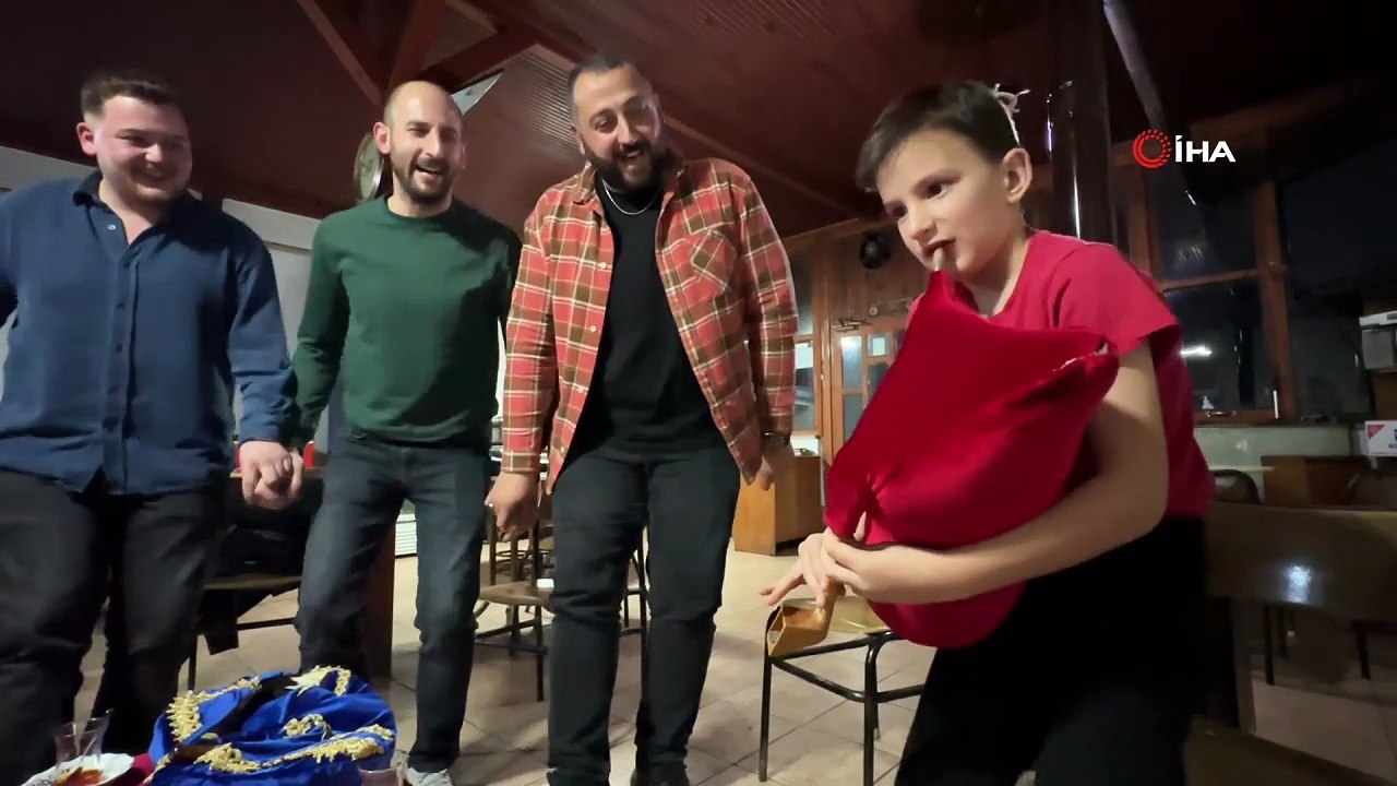 Küçük yetenek Ahmet Semih Toraman, tulumuyla kulakların pasını siliyor