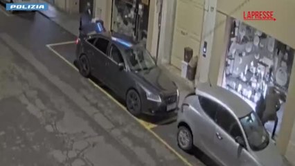 Cremona, in meno di tre minuti sfondano la porte della profumeria e portano via tutto: le immagini dei ladri in azione