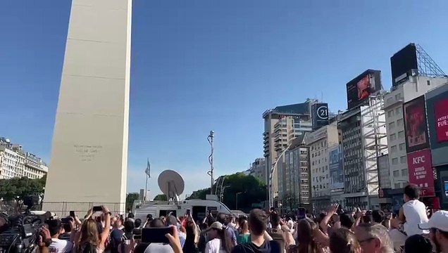 Vuelo rasante de aviones F-16 sobre la Ciudad de Buenos Aires