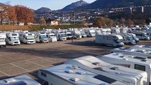 Un fiume di camper in arrivo nell'area allestita a sud di Trento
