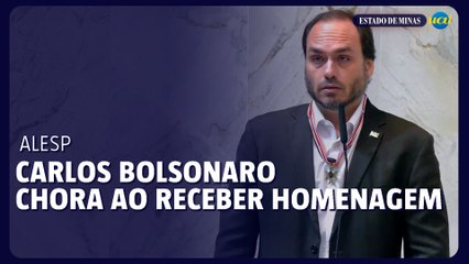 Carlos Bolsonaro chora ao receber homenagem da Alesp