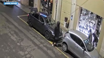 Cremona, furto lampo da 60mila euro in profumeria: arrestati 4 rumeni (06.12.25)