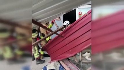 Fırtınanın çatısını uçurduğu evde mahsur kalan 3 kişiyi itfaiye kurtardı