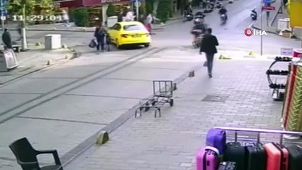 Fatih’te annesinin kolundan yola fırlayan çocuğa motosiklet çarptı, sürücü kaçtı