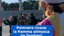Polonara riceve la fiamma olimpica da Tamberi: il video emozionante