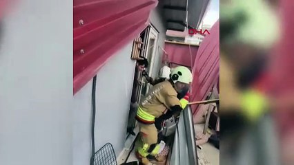 Çatılar uçtu, konteyner yola devrildi