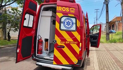 Homem fica ferido após tampa de bueiro cair sobre o pé durante limpeza de pátio de condomínio