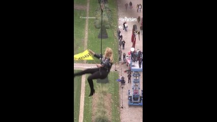 Santa saute depuis le premier étage de la Tour Eiffel pour le Téléthon