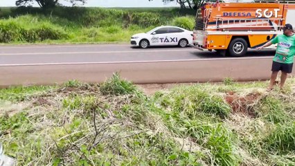 Veículo colide contra barranco, deixa condutora presa nas ferragens na BR-369 em Corbélia; Helicóptero do SAMU é mobilizado