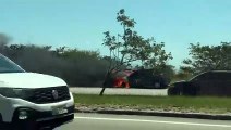 Carro pega fogo na Via Expressa