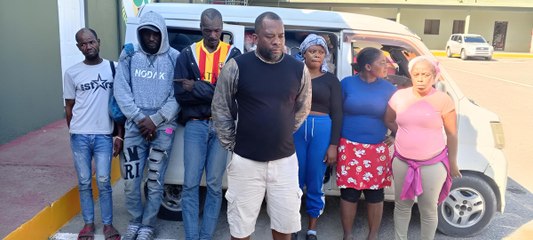 Ejército detiene a conductor con seis haitianos ocultos entre mercancías