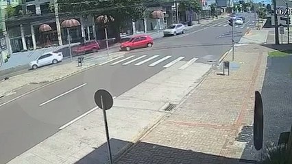 Câmeras flagram colisão entre dois veículos na tarde deste sábado no Centro de Cascavel