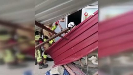 Fırtınanın çatısını uçurduğu evde mahsur kalan 3 kişiyi itfaiye kurtardı