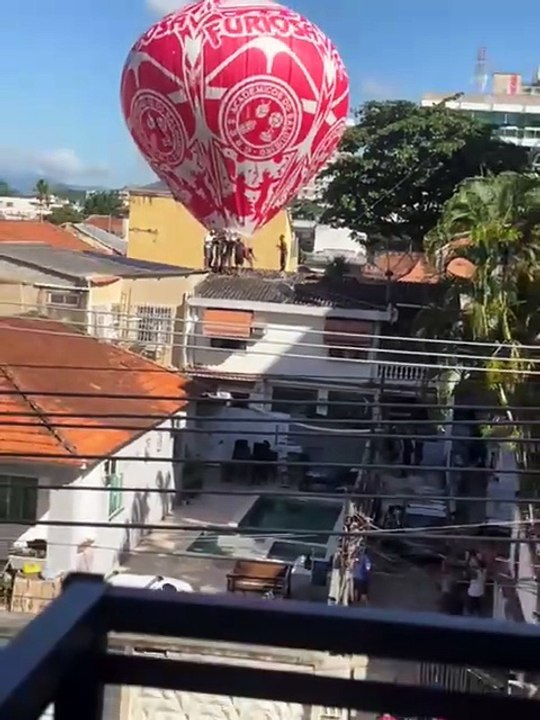 Após queda de balão, homens invadem casas e sobem em telhados em Jacarepaguá