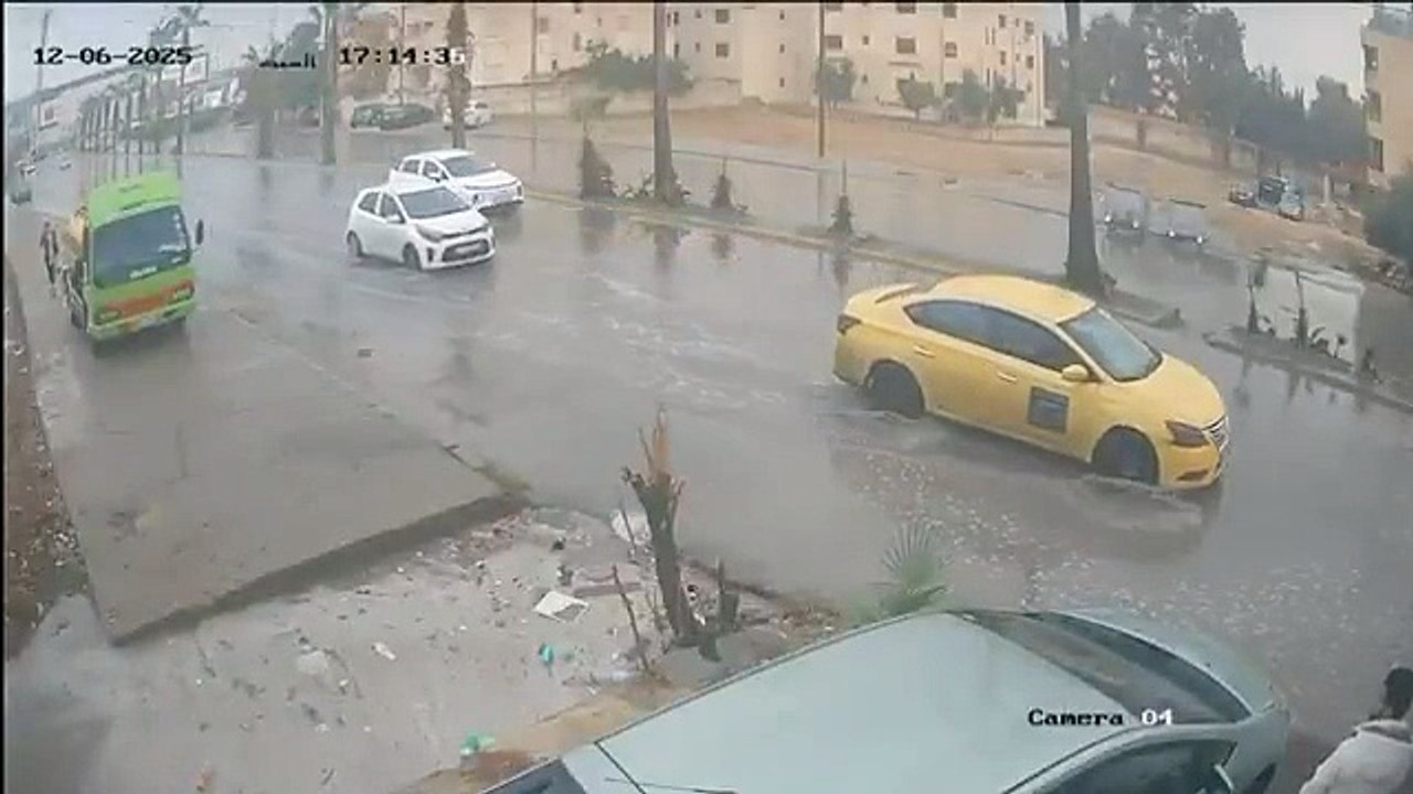 فتاة كادت أن تفقد حياتها في شارع الإذاعة بحفرة غمرتها المياه