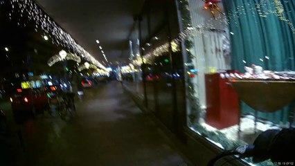 Cyklar hemåt från Krämarens Galleria till Trumpetaregatan i Örebro 8 Dec. 2025