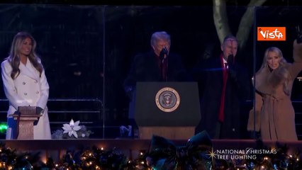 Trump e Melania accendono l'albero di Natale di Washington, il momento del conto alla rovescia