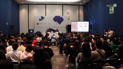 La autora Paulina Casso explica a jóvenes cómo funcionan las tarjetas de crédito