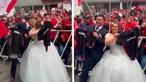 Pareja de novios celebran su boda en el 'Infierno', previo al Toluca vs Rayados