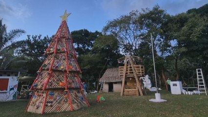 Comunidad de El Cocal inaugura árbol navideño artesanal elaborado con bambú y cáscara de coco