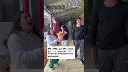 Alunos encenam briga na escola e surpreendem diretora com homenagem #shorts