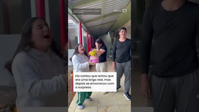 Alunos encenam briga na escola e surpreendem diretora com homenagem #shorts