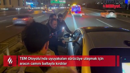 TEM Otoyolu'nda uyuyakalan sürücüye ulaşmak için aracın camını baltayla kırdılar