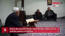 Rüstem dede 50 yıldır sadece çay ve gofretle yaşamını sürdürüyor