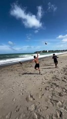 Wesley Safadão curte praia com os filhos após show no Carnatal