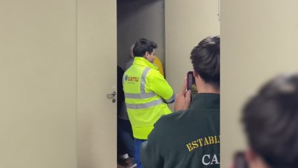 El momento en el que el padre de Lamine y su séquito abandonan La Cartuja escoltados entre insultos: al borde de la agresión