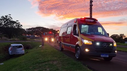 Motorista perde o controle do veículo possivelmente ao tentar acessar a marginal e capota as margens da BR 467 em Cascavel