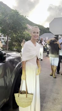 Hommage de Laeticia Hallyday et de sa fille Joy pour le huitième anniversaire de la mort de Johnny Hallyday au cimetière de Lorient sur l'île de Saint-Barthélemy, France, le 5 décembre 2025 Agence Bestimage