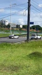 Poste fica pendurado pela fiação na Avenida Paralela após ser atingido por carro; motorista ficou ferida