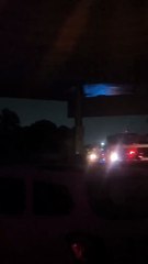 Carro derruba poste na Avenida Paralela