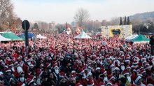 Il Raduno dei Babbi Natale 2025 a Torino è uno spettacolo: festa in rosso per i bambini del Regina Margherita
