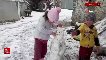 Kars'ta kar coşkusu: Çocuklar kardan adam yaptı kızak kaydı