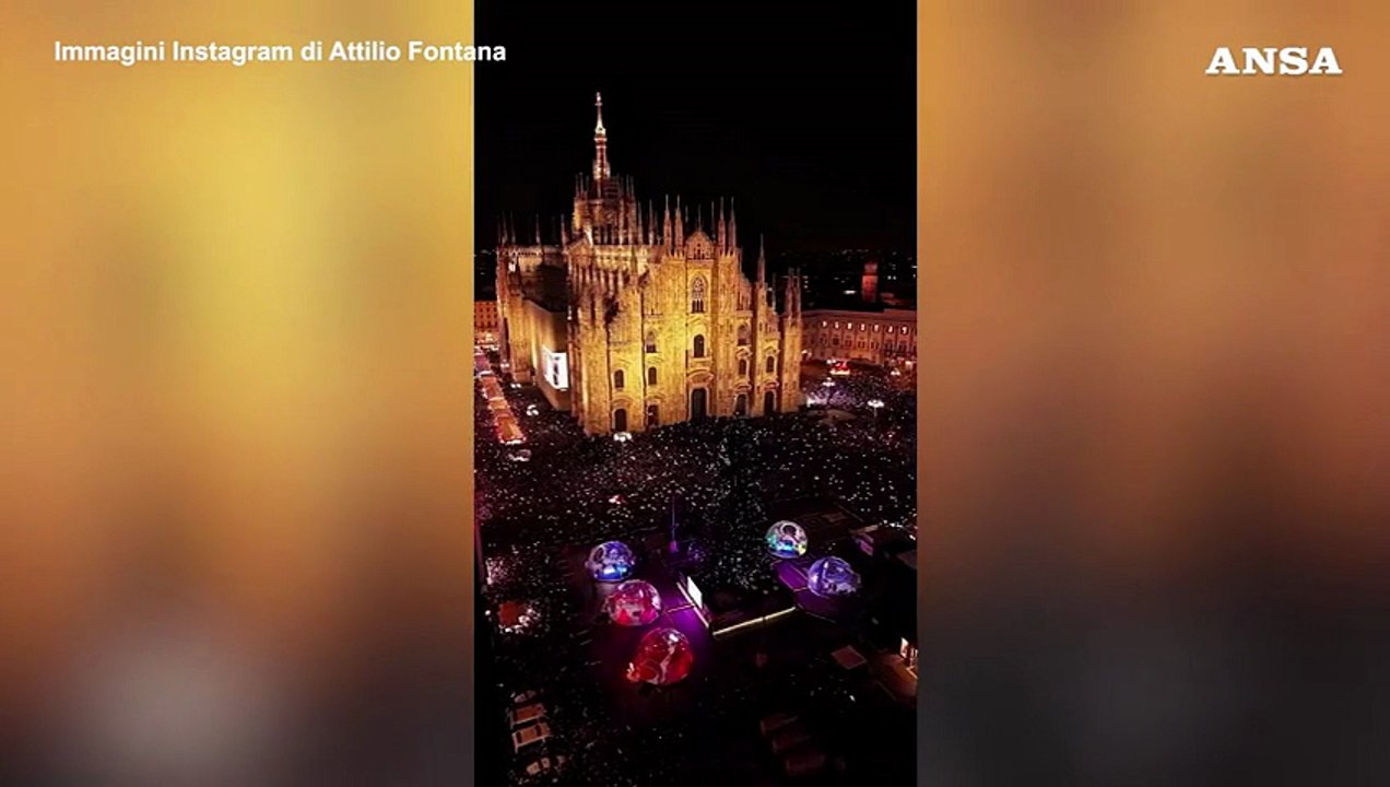 Milano, festa in piazza Duomo per l'accensione dell'albero di Natale