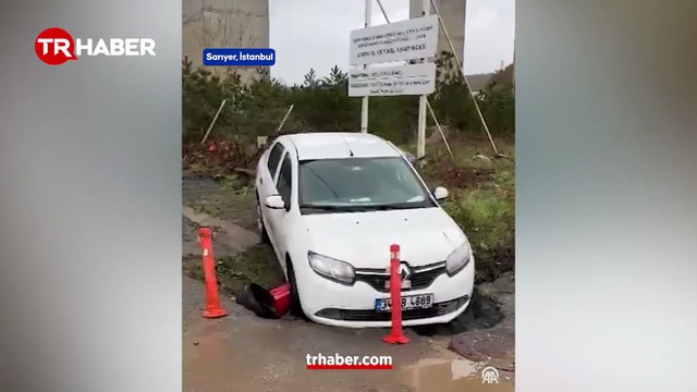 Sarıyer'de yolun çökmesi sonucu pikap ile kamyonet dereye düştü