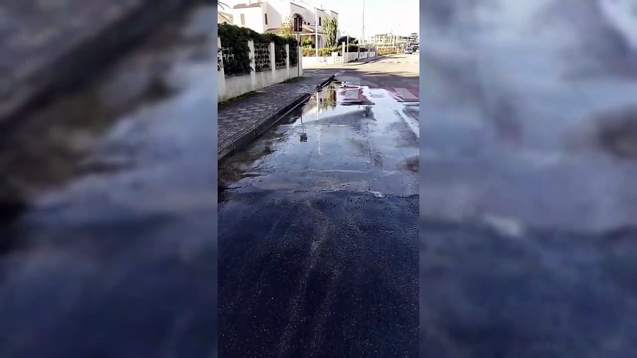 Porto Torres, perdita d'acqua allaga la strada: "Va avanti da quattro mesi"