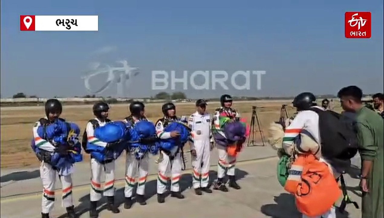ભરૂચમાં વાયુ સેનાનો દિલ ધડક એર-શો, સ્કાય ડાઇવિંગથી હેલિકોપ્ટર એરોબેટિક્સના અવકાશી કરતબો, લોકોનો મેળાવડો જામ્યો