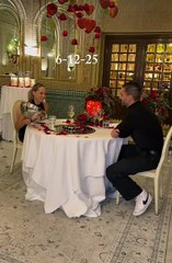 Violeta Crespo y Edi Fisterra ('Gran Hermano') anuncian su boda: el vídeo de la romántica pedida de mano con tarta, flores y lágrimas