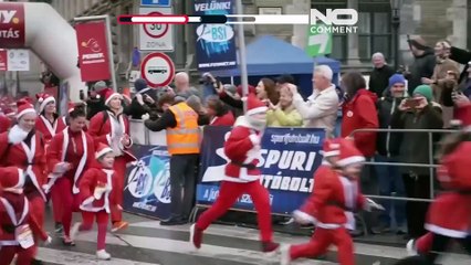 Le strade di Budapest si riempiono di corridori per la Santa Run (corsa di Babbo Natale)