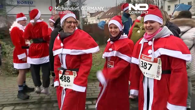 Centinaia di Babbi Natale corrono per Michendorf, in Germania, nella corsa di Natale annuale