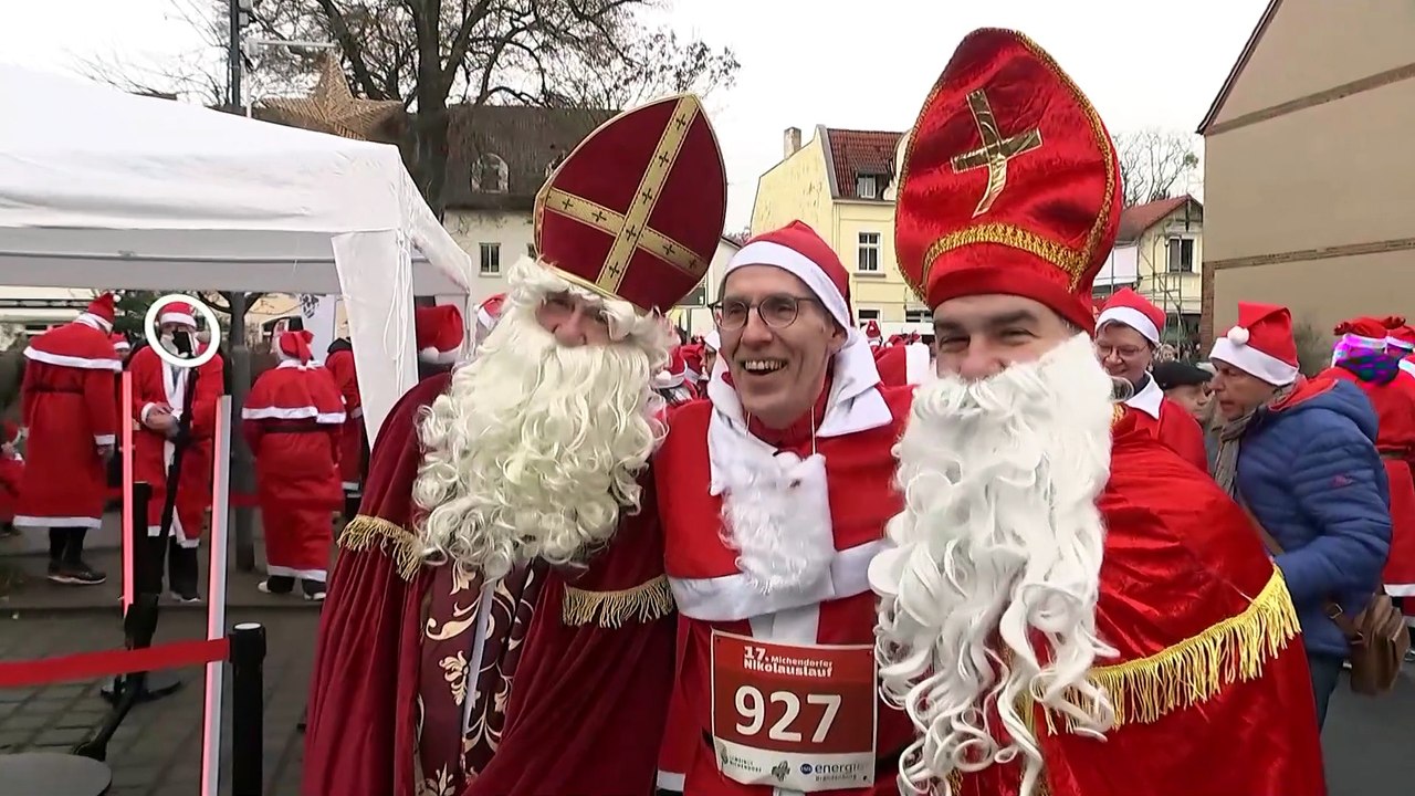 Hunderte weihnachtsmänner laufen beim jährlichen weihnachtslauf durch michendorf, deutschland