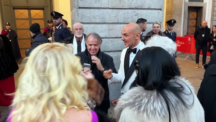 Prima della Scala, Enzo Miccio fuori dal teatro con alcune spettatrici