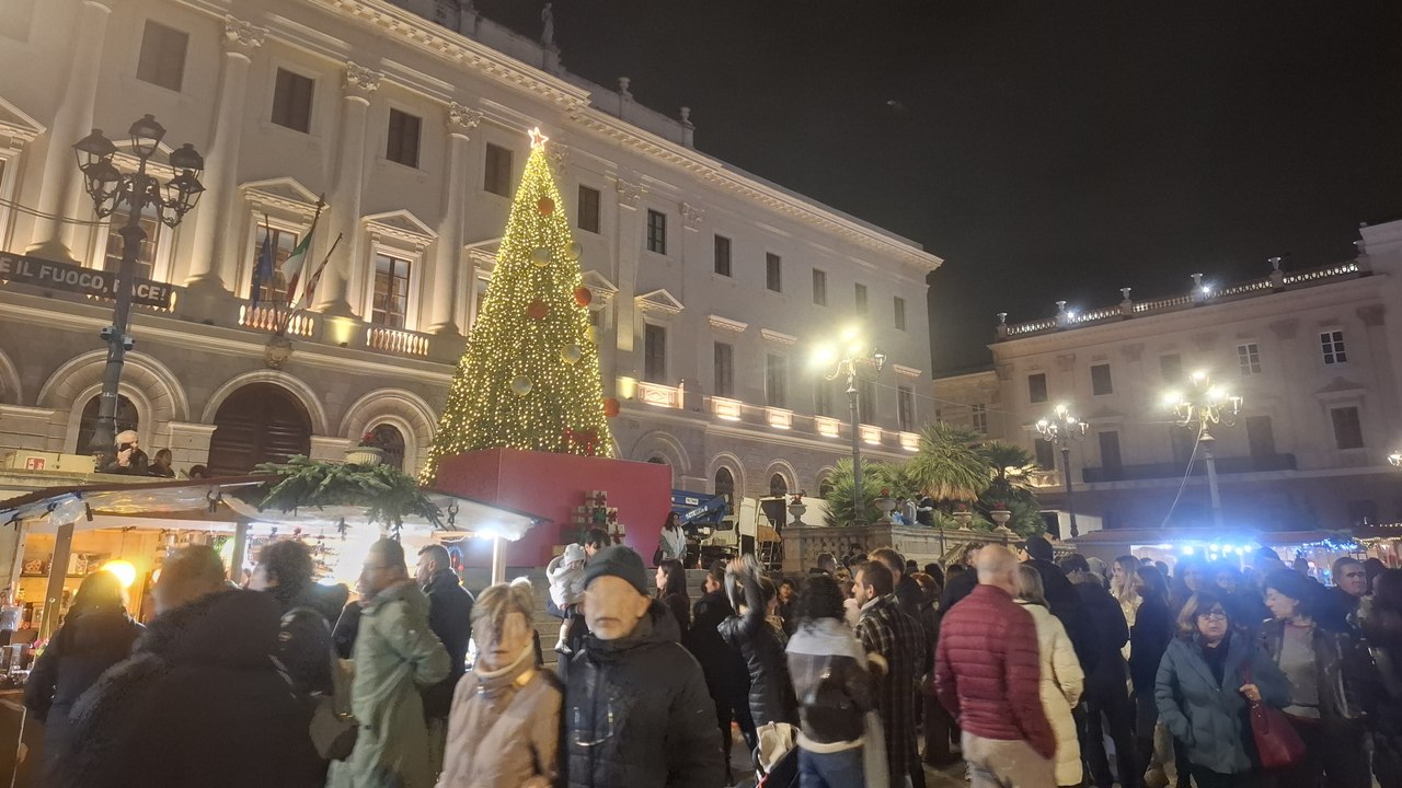 Sassari, in piazza d'Italia si accende l'albero di Natale