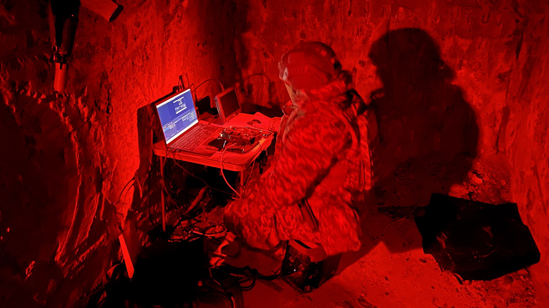 En Nikopol, una peque�a localidad ucraniana situada a orillas del r�o Dnipro, la vida se ha transformado completamente debido a la ofensiva a�rea. Para la residente Olga Dolnik, de 39 a�os, el concepto de seguridad se ha invertido: el buen tiempo es malo y el malo es bueno. Ella afirma que el sol inspira "miedo", mientras que las ma�anas cubiertas de bruma le permiten abandonar su domicilio. La localidad, que se est� convirtiendo en un remedo de la realidad disparatada de Jers�n, ha visto un incremento "desaforado" de los ataques con aeronaves no tripuladas.
Olga, que estima que ve "Son decenas a diario" de drones, describe la frustraci�n de no poder llevar una vida normal, a�adiendo que "es muy frustrante. Hace meses que no puedo ir al parque donde hac�a ejercicio". La poblaci�n ha tenido que modificar radicalmente su comportamiento, ya que "es mejor ir andando, ahora los objetivos son los coches". Esta estrategia de terror se dirige expl�citamente contra la poblaci�n civil, atacando objetivos como gasolineras o el mercado central, donde, seg�n Olga, "asesinaron a una se�ora hace d�as".
El responsable militar de la administraci�n local, Ivan Bazilyuk, confirma que los incidentes con drones se han incrementado "un 50 por ciento" desde principios de noviembre, dejando decenas de heridos y varios muertos. Las autoridades no parecen preparadas para esta ofensiva, habiendo comenzado a cubrir las rutas con redes anti drones solo a finales de noviembre.
Esta violencia es sistem�tica y parte de las t�cticas rusas, ya que "Los drones no se est�n usando para ataques selectivos contra objetivos militares sino como una herramienta de violencia arbitraria contra los civiles". Los pilotos de Mosc� han designado una franja de 2,5 kil�metros en la ribera derecha como "zona roja" donde "cualquier movimiento es un objetivo leg�timo".
La vida en Nikopol y Jers�n se resume en una alerta constante. La poblaci�n, incluyendo a los servicios de emergencia, es objetivo prioritario. El enfermero Andree Miroshnychenko relat� su propia experiencia al sobrevivir a una "cacer�a" cuando un dron atac� su ambulancia; tuvieron que esconderse "a la carrera en un socav�n y cubrirnos con ropa. Todos, la enferma y nosotros". La cotidianidad se interrumpe de forma abrupta: cuando la neblina se disipa, el detector de drones avisa: "�Pi, pi, pi, pi!".