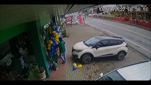 Ce cycliste est sauvé par des ballons... chanceux